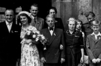 Eva a Jaroslav Šteklovi, vpravo rodiče nevěsty, v 2. řadě Marie, ženichova sestra s mužem, Staroměstská radnice, Praha 1952