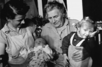Se svými dětmi a tchyní Marií, Praha, 1958