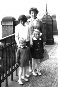 Se svými dětmi a nevlastní dcerou Hankou (11 let), Praha, 1961