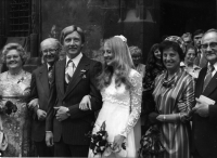 Svatba dcery Evy, novomanželé s rodiči nevěsty a ženicha, Praha, 1978