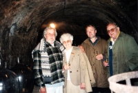 Ochutnávání vína ve Znojmě, odkud Jaroslav Štekl (vpravo) pocházel, 2002