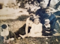Rodina Iryny Volodymyrivny Potapove (rodiče a sestra), rok 1942, foceno v Polsku (do přesídlení na Ukrajinu)