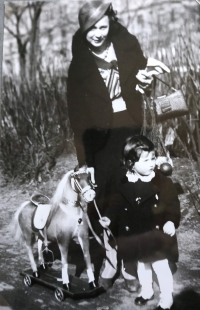 Maxmiliána Píšová s matkou (kolem roku 1934)