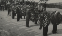 Pohřeb obětí Pražského povstání v Kyjích - mezi nimi byl i strýc Maxmiliány Antonín Vaněčka (květen 1945)