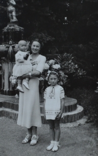 Maxmiliána Píšová with her mother and younger sister (the second half of the 1930s) 


