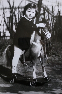 Maxmiliána Píšová v dětství (kolem roku 1934)