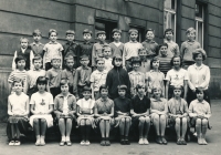 Roman Skamene in a primary school, the first one from the left in the last row, 1965