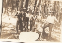 František Pravdík starší (1. zleva) pracoval jako lesní dělník, byl zavražděn při Salašské tragédii roku 1945