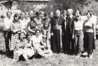 Křesťanská mládež s kardinálem Františkem Tomáškem, Alois Sassmann vlevo za kardinálem (Nepomuk, 1983)