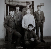 Pavel Mahdal (druhý zprava nahoře) před budovou průzkumné roty v Janovicích nad Úhlavou se svými vojáky, 1985