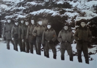 Pavel Mahdal (třetí zleva) na zimním cvičení na Dobré Vodě, 1985