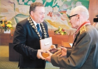 Jan Plovajko taking over the Honorary citizen of Trutnov city award in 2011
