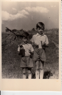 S bratrem Jardou v Lukavici po 1. náletu na Pardubice, 1944