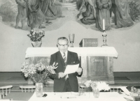 Oldřich Richter během svého čtení při bohoslužbě