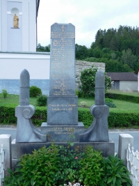 Pomník obětem světových válek v Bohdíkově se jménem bratra Jaromíra Doležala
