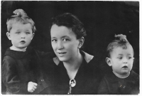 With her sister and her mother, 1925