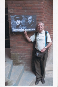 V Londýně u zdi domu Porchester Gate, kde se fotili mj. Gabčík s Kubišem (za války zde sídlila Československá zpravodajská služba a zřejmě zde vznikl i plán na atentát), 2012