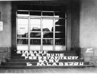 Nápis na schodoch MNV v Trenčíne, máj 1968: „Žiadame stretnutie predstaviteľov MNV s mládežou"
Message on the stairs of MNV in Trencin, May 1968: We ask that the MNV representatives meet with the youth