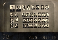 Václav Šulista (vlevo dole) na maturitním tablu Gymnázia J. V. Jirsíka, 1949