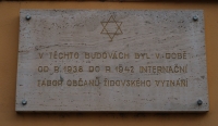 Commemorative plaque on the building of the former refugee camp in Ivančice