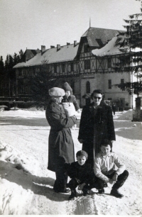 Rodičia a bratia Emila Sedlačka, Vysoké Tatry, hotel Lomnica r. 1955 (Emil dole v strede)