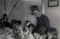 První svaté přijímání s biskupem Hlouchem, mezi dětmi děti Václava Šulisty, 1968