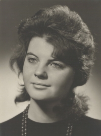 Eliška Novotná, dobový portrét (maturitní foto), 1961
