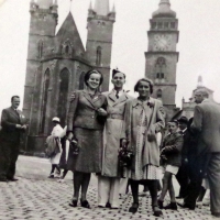 Danuše Soumarová v době studií na reálném gymnáziu v Hradci Králové. Fotografie je z května 1945 a společně s ní a přítelkyní je na fotografii voják United States Army.