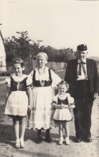 Rodiče Jaroslava Pánka s vnučkami, 1970