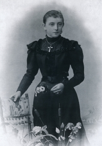 Babička Anna Šimonová, roz. Štěpánková, za svobodna, cca 1900
