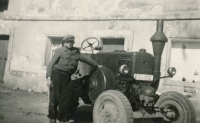 František Šimon s traktorem Lanz Bulldog ve vyhnanství v Heřmaničkách, 1953