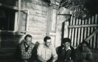 Heřmaničky, pamětník druhý zleva, 1953