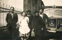 Náves ve Veselé, uprostřed rodiče, druhý zprava nuceně nasazený Francouz Léon Deltour, 1945