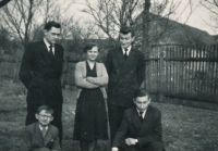 František Šimon (stojící první zleva) s bratranci a sestřenicí na pohřbu babičky Alžběty Kozlové, 1957