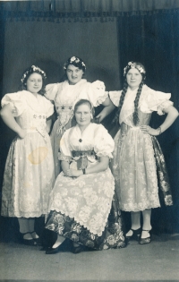 Maminka Věra (sedící) v mladoboleslavském kroji