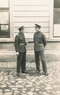 Pamětníkův otec František jako poručík, Litoměřice, polovina 20. let 20. století 