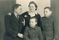 Sourozenci Šimonovi (vlevo Jiří, vpravo František) s rodiči za války