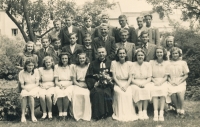 Konfirmace v Mladé Boleslavi s farářem Čejkou, pamětník v prostřední řadě čtvrtý zleva, 1947