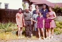Druhý zleva Léon Deltour, uprostřed maminka Věra, vpravo František s manželkou, před nimi dcery Monka a Eva, Chleby, cca 1975