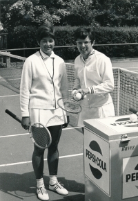 Vlasta Vopičková (left) at Roland Garros in 1967 with Billie Jean King from the USA