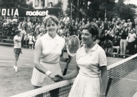 Vlasta Vopičková (right) in 1965 at a tournament in Munich with her rival Margaret Court