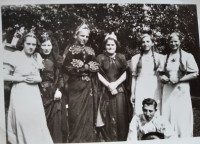 Jozef Vojtech (v strede) so staršími žiakmi v Sološnici, šk. r. 1938–1939