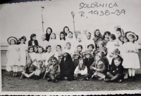 Žiaci ľudovej školy v Sološnici v divadelných kostýmoch, 1938–1939
