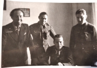 Jozef Vojtech (sediaci v strede) počas plánovania konštrukčných prác, vľavo Bernard Schönbrun Knežo, 1944 