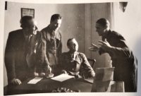 Jozef Vojtech (sediaci v strede) spoločne s Bernardom Knežom a ďalšími podriadenými vojakmi, 1944 