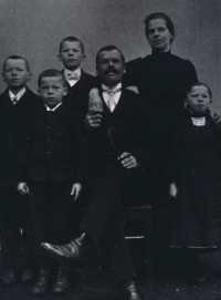 The Mlynář family – from the left: František, Josef (the father of Miroslav Mlynář), ??, Antonín Mlynář, Antonie Mlynářová, Anna Mlynářová, 1919/1920.