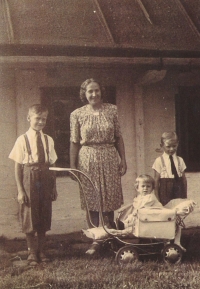 In front of the farm in Jedlina, from the left brother Josef Mlynář, mother Božena Mlynářová, sister Božena Mlynářová, Miroslav Mlynář, Jedlina No. 16, 1946.