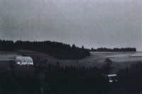 A distant view of the cottage of Mlynář's grandparents (the house on the left), America - Klášterec nad Orlicí.