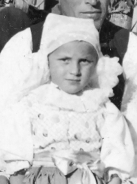 Kristína Koníková v čase, keď pomáhala partizánom - spolu so svojím psíkom im nosila správy a chlieb