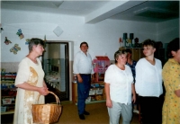 Oslavy 20 let otevření mateřské školky, zleva Eliška starostka, místostarosta, kuchařka a uklízečka, Zahrádky, 2000